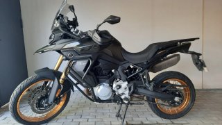 Voge 900 DSX Negra y Dorada