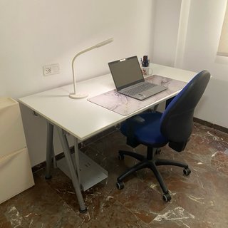Escritorio blanco con silla azul