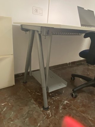 Escritorio blanco con silla azul