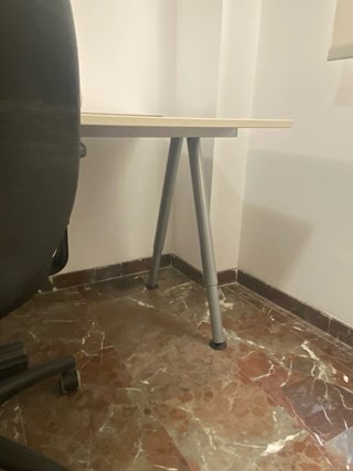 Escritorio blanco con silla azul