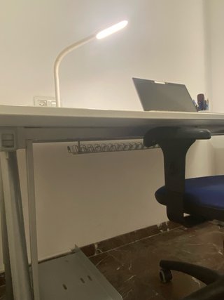 Escritorio blanco con silla azul