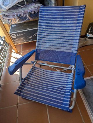 Tengo 2 Sillas de playa plegable azul y blanca.