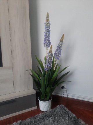 Planta artificial alta con flores moradas