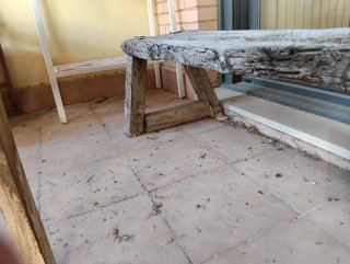 Banco de madera antiguo para restaurar