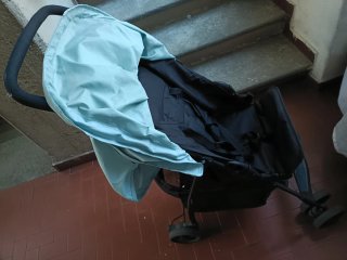 Passeggino leggero blu e nero