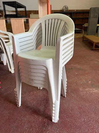 Sillas de plástico apilables blancas