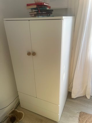 Armario blanco de madera nuevo
