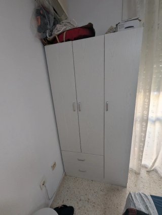 Armario blanco de madera