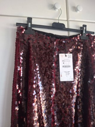 Falda Zara lentejuelas BURDEOS