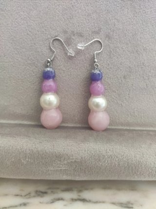 Pendientes de perlas y cuentas moradas