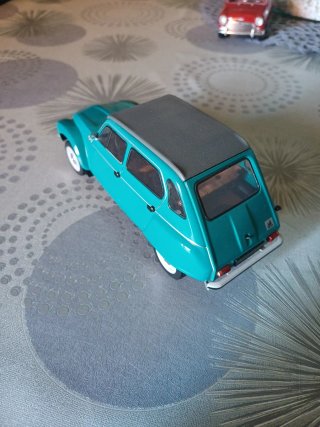 Coche a escala 1:24