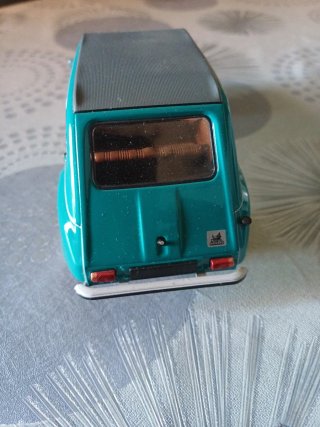 Coche a escala 1:24