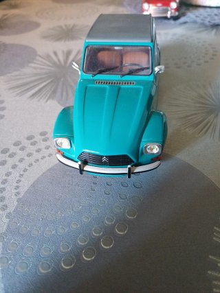 Coche a escala 1:24