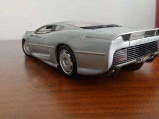 Jaguar XJ220 escala 1:18