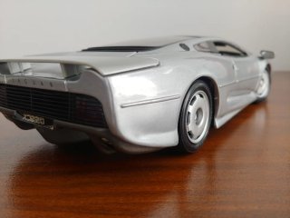 Jaguar XJ220 escala 1:18