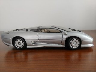 Jaguar XJ220 escala 1:18