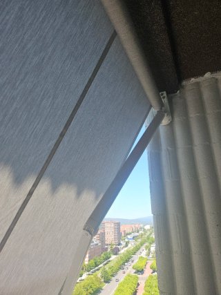 Toldo automático terraza balcón gris