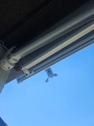 Toldo automático terraza balcón gris