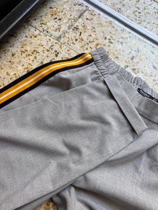 Pantalón Bershka gris con rayas laterales