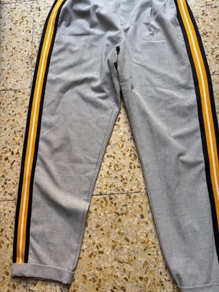 Pantalón Bershka gris con rayas laterales