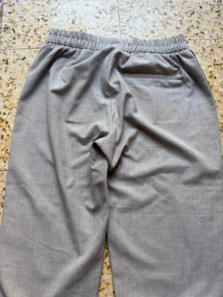 Pantalón Bershka gris con rayas laterales