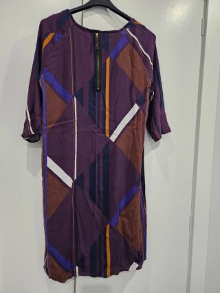 Vestido estampado geométrico morado, no se arruga.