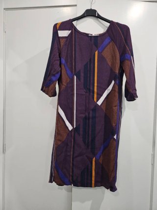 Vestido estampado geométrico morado, no se arruga.