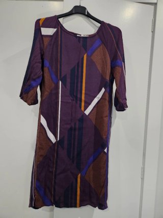 Vestido estampado geométrico morado, no se arruga.