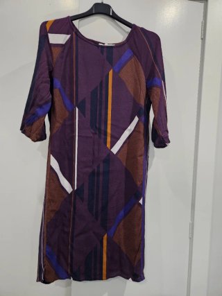 Vestido estampado geométrico morado, no se arruga.