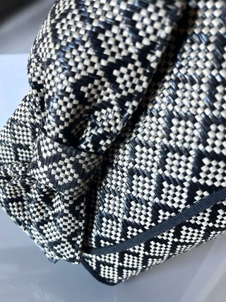 Bolso de rafia en beige y negro