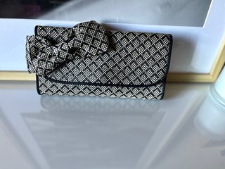 Bolso de rafia en beige y negro
