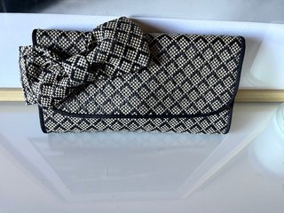 Bolso de rafia en beige y negro