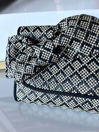 Bolso de rafia en beige y negro