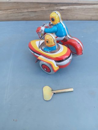Moto con sidecar a cuerda