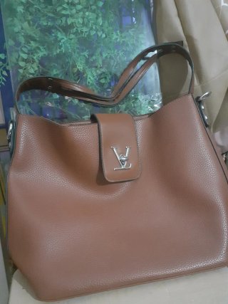 Bolso marrón con logo LV