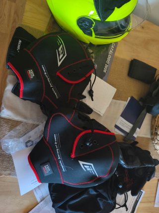 Manoplas Moto Scooter Negras y Rojas
