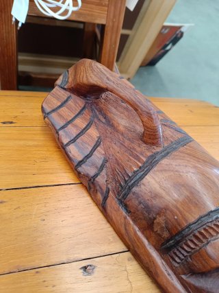 Máscara africana de madera tallada