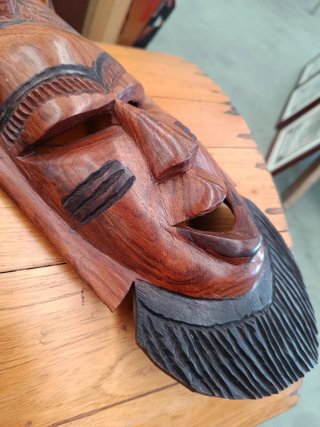 Máscara africana de madera tallada