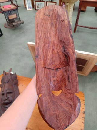 Máscara africana de madera tallada