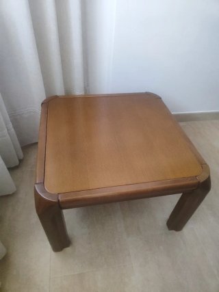 Mesas de centro y pequeña de madera marrón salón