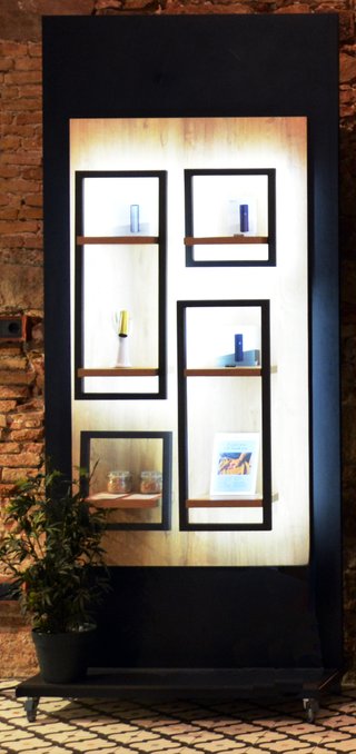 Mueble expositor retroiluminado con luces LED