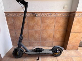 patinete xiomi, casco , cargador y valvula