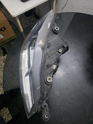Faro delantero derecho Seat ref: 6F1 941 006 B