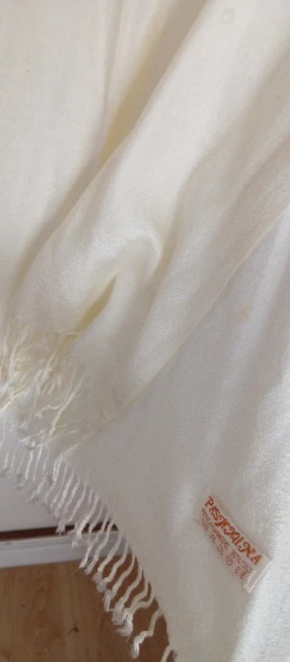 Pañuelo blanco con flecos