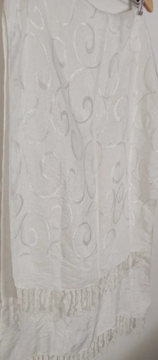Pañuelo blanco con flecos