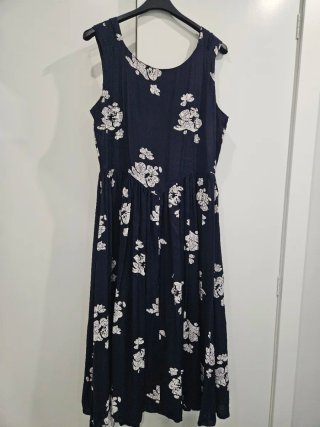 Vestido azul marino con flores blancas, elegante.