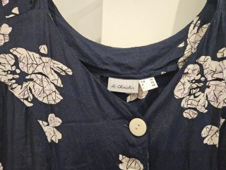 Vestido azul marino con flores blancas, elegante.