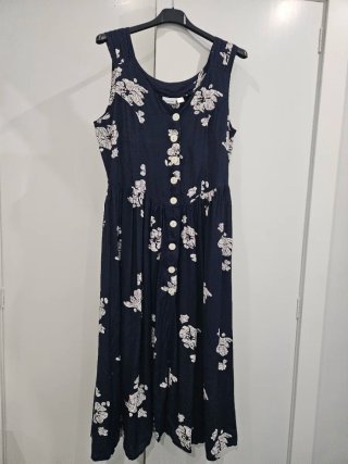 Vestido azul marino con flores blancas, elegante.
