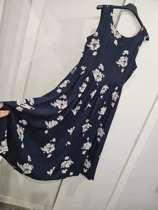 Vestido azul marino con flores blancas, elegante.