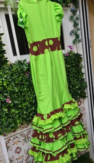 Vestido de flamenca verde con lunares
